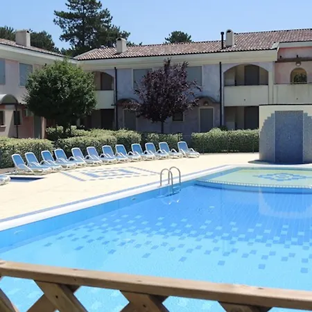 Bright With Swimming Pool דירה *
