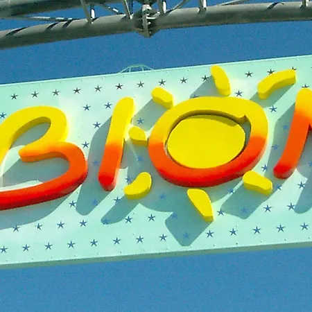 Bright With Swimming Pool דירה