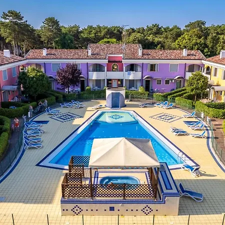 Bright With Swimming Pool דירה