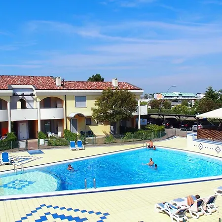Bright With Swimming Pool ביביונה